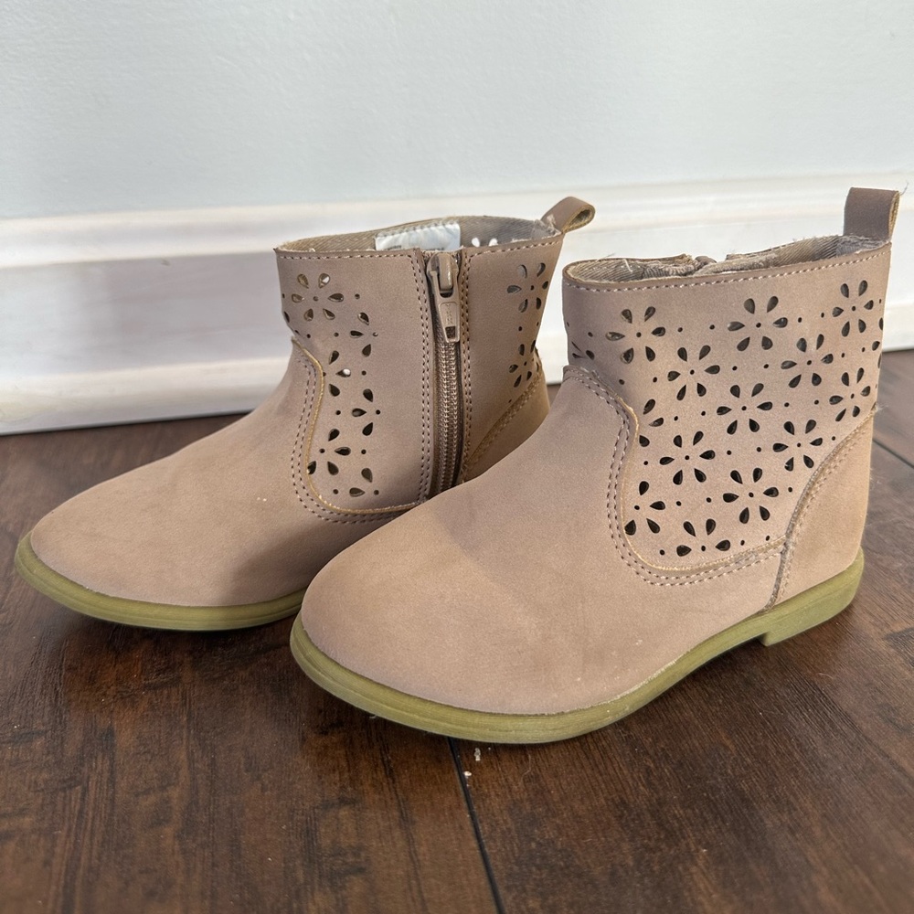 Toddler Gymboree eyelet boots - size 8 - GUC